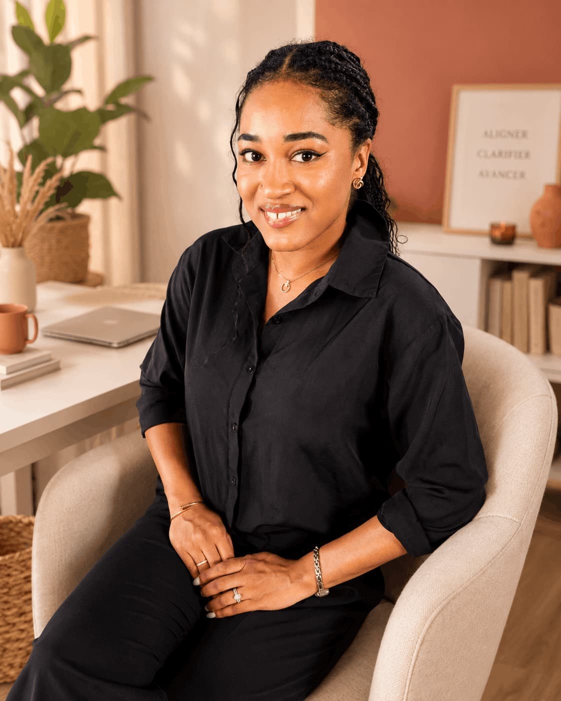 Alexia Lapoussin dans son bureau, souriante